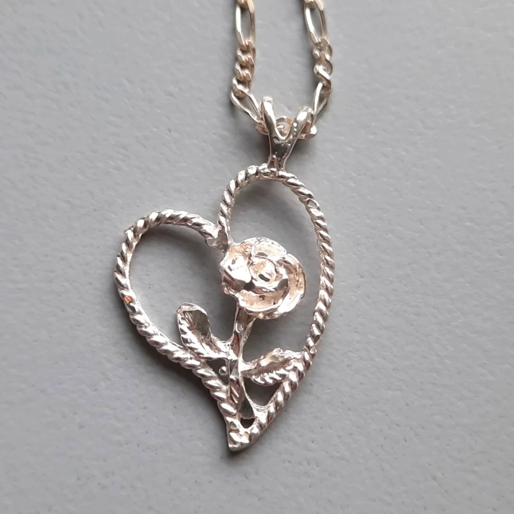 Sterling silver heart and rose pendant with sterling chain - Picture 1 of 9